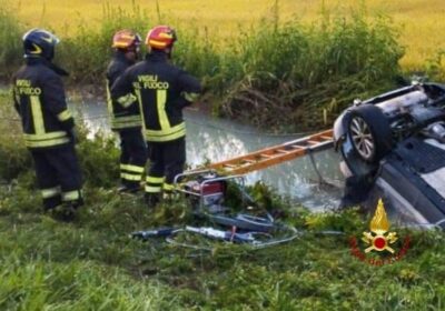 San Germano Vercellese, auto finisce nel canale per un incidente stradale