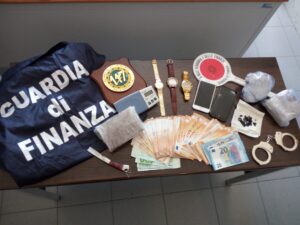 Ivrea, aveva stupefacenti e un’arma: finisce ai domiciliari