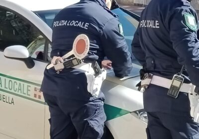 Biella, la polizia locale individua in una settimana l’automobilista fuggito dopo l’urto ad un bimbo