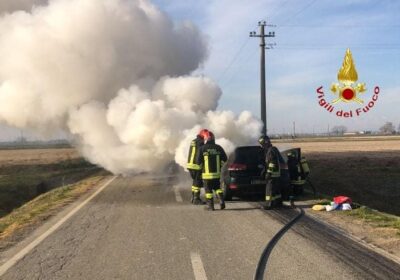 Santhià, auto in fiamme spente dai vigili del fuoco