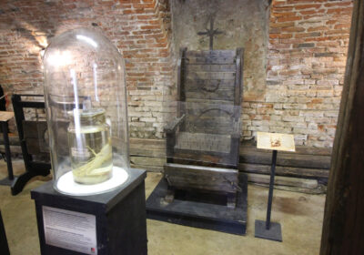 Foglizzo, dal 1 maggio una mostra al castello con strumenti di tortura e documenti dell’Inquisizione