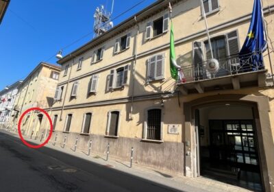 Vercelli, ladro (maldestro) di biciclette ne ruba una davanti alla caserma dei carabinieri: individuato e denunciato