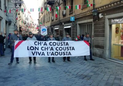 E COUSTA L’ON CA COUSTA… VIVA L’AOUSTA!, cento anni di penne nere ad Aosta