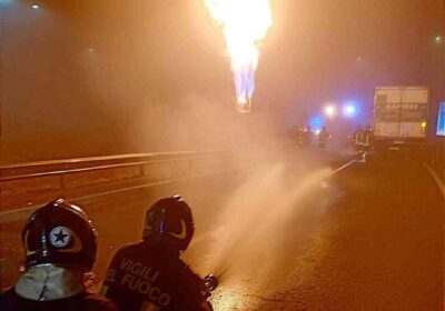 Borgo Vercelli: scontro tra mezzi pesanti, serbatoio in fiamme e provinciale per Novara chiusa