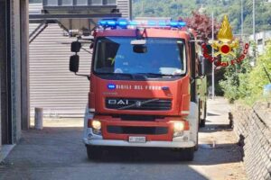 Varallo Sesia, incendio nella zona industriale: arrivano i vigili del fuoco