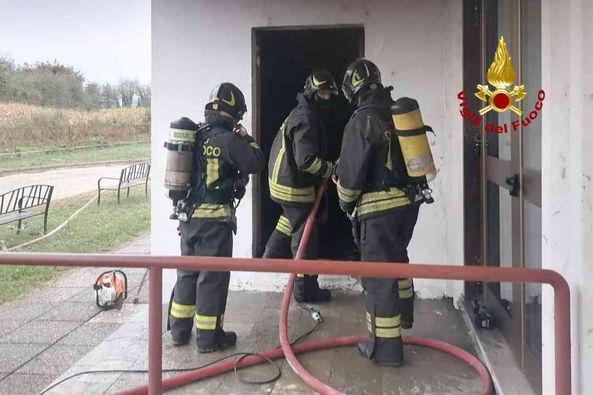 Santhià, incendio all’Itis: arrivano i vigili del fuoco