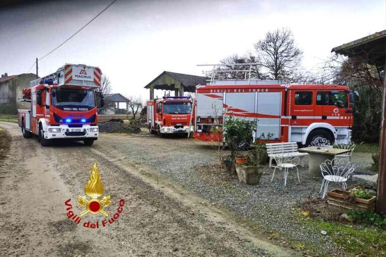 Tronzano Vercellese, brucia una canna fumaria a Cascina Naja