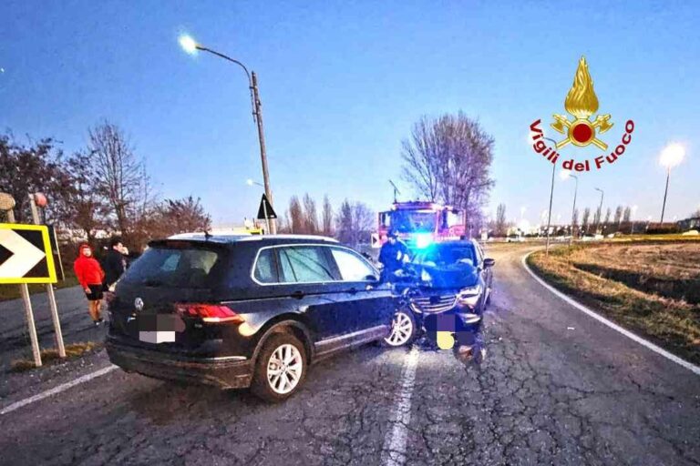 Vercelli, frontale tra 2 auto a Larizzate