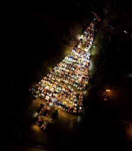 Valcerrina, 70 trattori ‘disegnano’ un fantastico albero di Natale