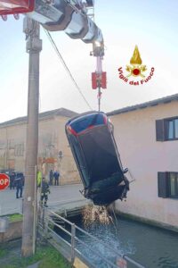 Pezzana, auto finisce nel canale: recuperata dai vcigili del fuoco