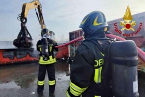 Palazzolo Vercellese, container con rifiuti elettronici in fiamme