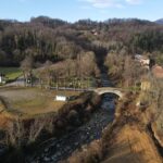 Rocca Canavese, passerella ciclopedonale a fianco del ponte di pietra