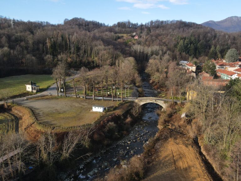 Rocca Canavese, passerella ciclopedonale a fianco del ponte di pietra