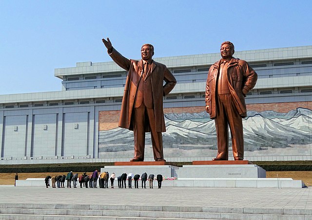 Corea del Nord, il Paese che ha inventato la necrocrazia con le cariche di Stato eterne