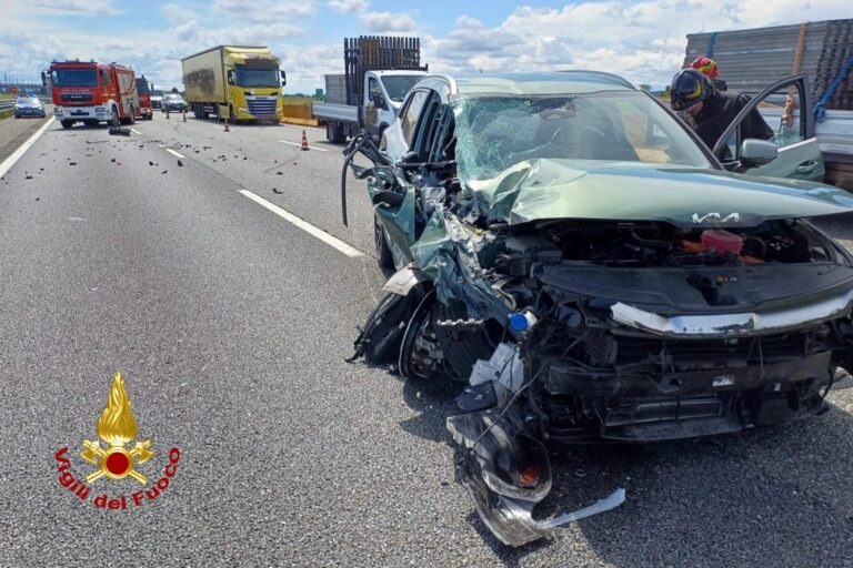 Alice Castello, incidente tra autoarticolato ed auto sulla A4