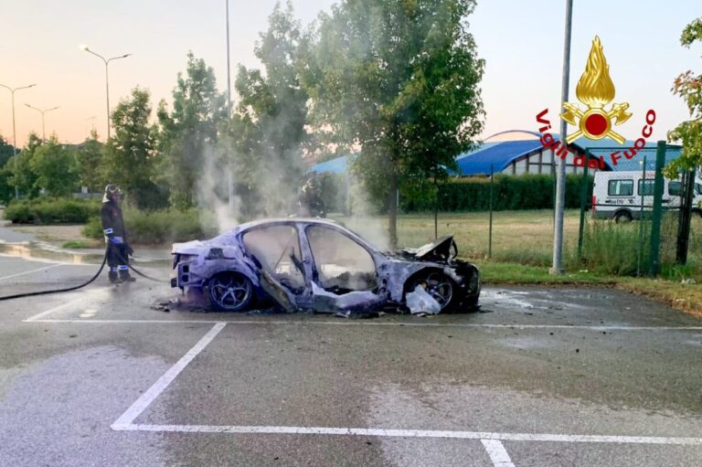 Crescentino, incendio di vettura arrivano i vigili del fuoco