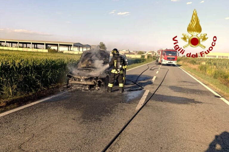 Crescentino, auto in fiamme ai Cascinotti