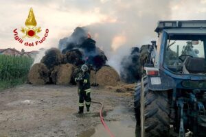 Cerrione, incendio di rotoballe: arrivano i vigili del fuoco