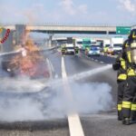 Auto in fiamme sulla A4, arrivano i vigili del fuoco