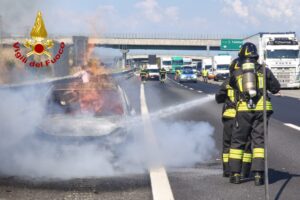 Auto in fiamme sulla A4, arrivano i vigili del fuoco