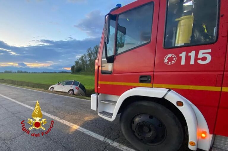 Trino, finisce in un canale con l’auto lungo la strada delle Grange: la estraggono i vigili del fuoco