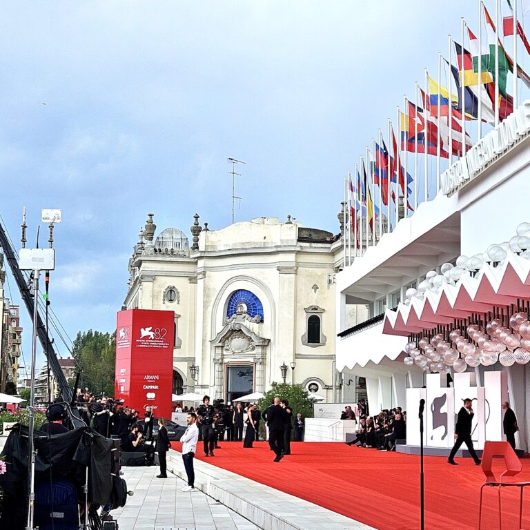 CINEMA.VENEZIA82 – RED CARPET PER EMMA STONE E GEORGE CLOONEY  