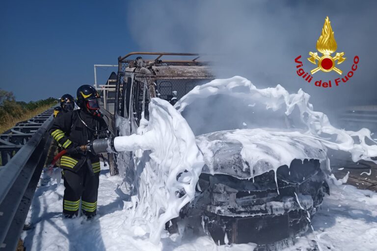 Borgo d’Ale, furgone cassonato in fiamme sulla provinciale 11