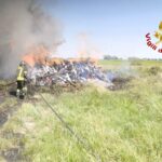 Santhià, brucia una catasta di legna e arrivano i vigili del fuoco