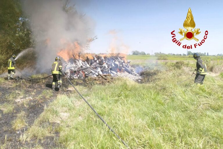Santhià, brucia una catasta di legna e arrivano i vigili del fuoco