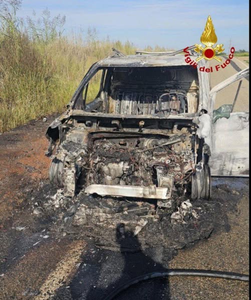 Villarboit, furgone in fiamme