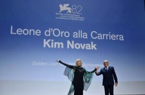 CINEMA.VENEZIA82 –  OVAZIONI ALLA MOSTRA PER KIM NOVAK E DWAYNE JOHNSON 