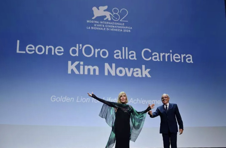 CINEMA.VENEZIA82 –  OVAZIONI ALLA MOSTRA PER KIM NOVAK E DWAYNE JOHNSON 