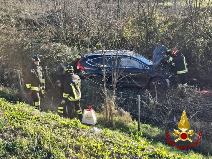 Alice Castello, auto fuori strada sulla A5