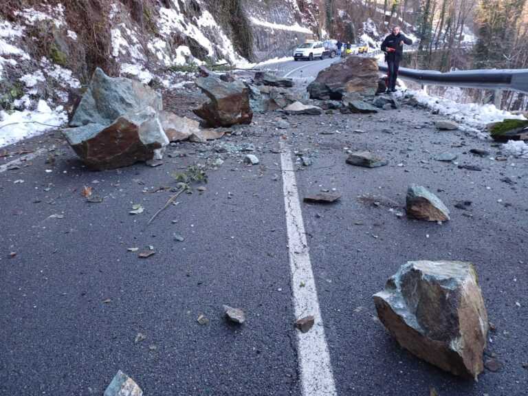 Caduta massi sulla SP 32: senso unico alternato a Monte di Viù e chiusura notturna