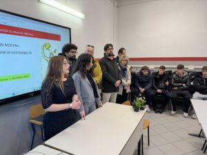 Crescentino, inaugurata la mostra Nodes sui manifesti legati alla sostenibilità ambientale