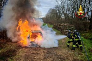 Villareggia, auto va a fuoco