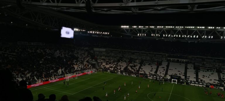 Torino, quando il troppo tifo fa male: si imboscano all’Allianz dopo la partita ma sono scoperti. Lui finisce in carcere lei denunciata