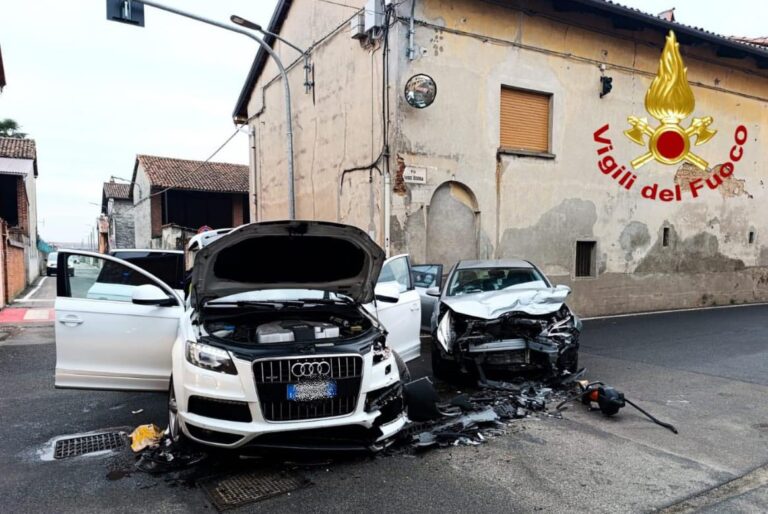 Cigliano, scontro tra due auto
