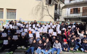 Pont Saint Martin, ‘Le leggende del Carnavale’ distribuiti agli allievi delle scuole