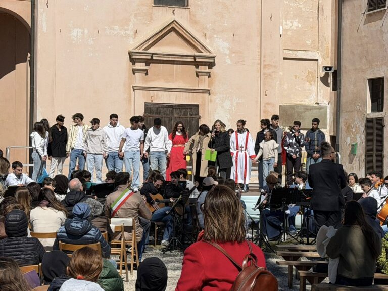 Crescentino, tre ragionamenti post spettacolo sullo spostamento del campanile